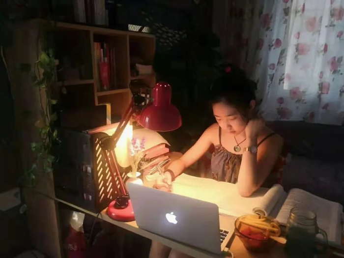 ▲2019年夏天，王述之的母亲拍下她学习时的样子。受访者供图