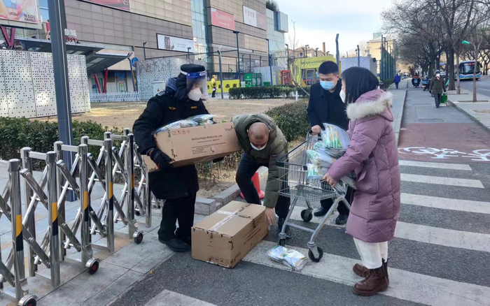 羊坊店街道工作人员为辖区重点企业送去抗原。新京报记者 浦峰 摄