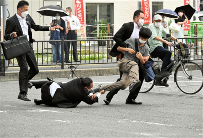山上彻也走向安倍连开两枪，随即被当场抓获。