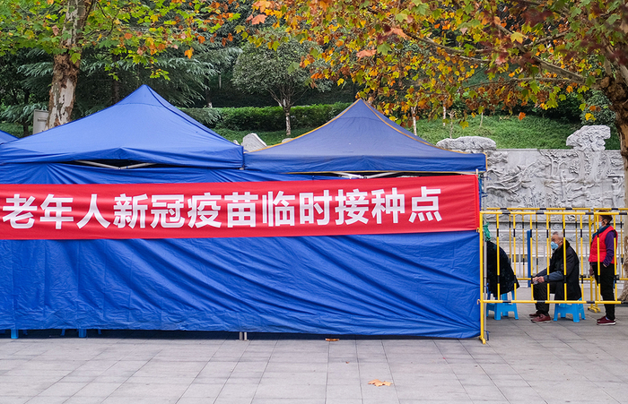 2022年12月7日，重庆，老年人在新冠疫苗临时接种点排队接种疫苗。人民视觉 资料图