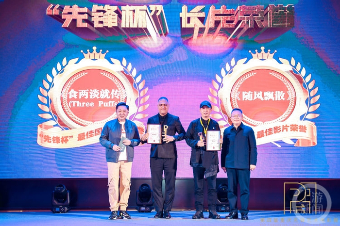 △著名相声演员于谦（左一）为获奖者颁奖