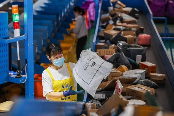 ▲2022年11月10日，在湖南省永州市蓝山县一家物流企业，工作人员在分拣快递。图文无关。图/新华社