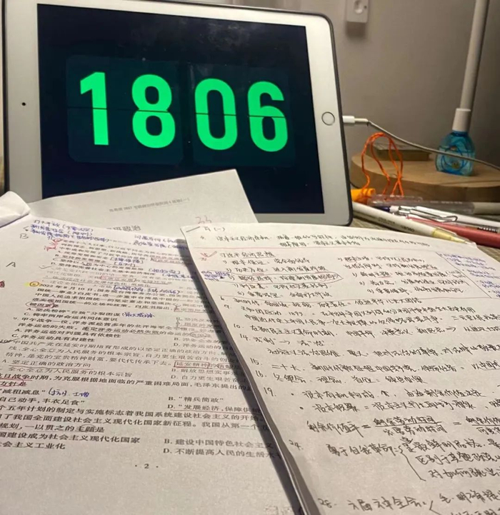 ▲2022年12月22日，李静在家里看她的政治笔记。受访者供图