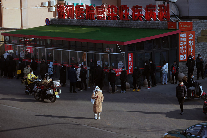 2022年12月9日，北京，通州潞河医院感染性疾病科发热门诊外，市民等候就诊。视觉中国 图