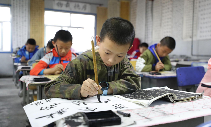 书法培训班的孩子正在练习书法