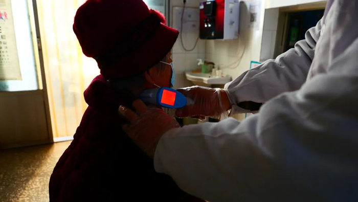 在农村地区，有很多发高烧的老年病人。