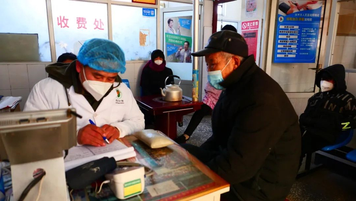 河南汝州村医李松波的诊所里有不少老年人。