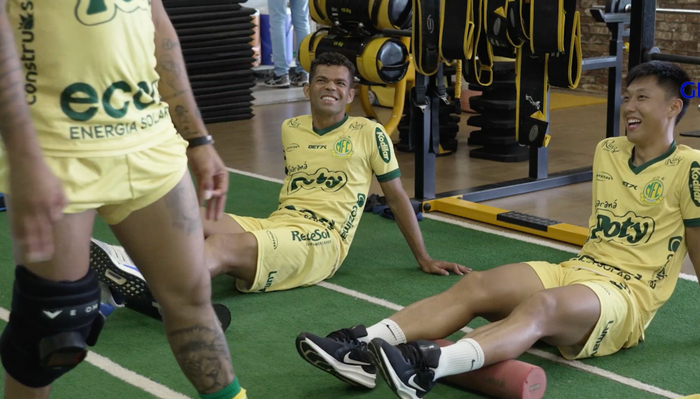 肖俊龙（右一）与队友互动。