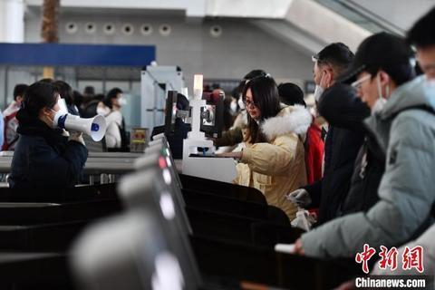 12月26日，河北廊坊主城区至省会石家庄高铁直通车正式开通运营，图为旅客正在检票。 郑晨子 摄