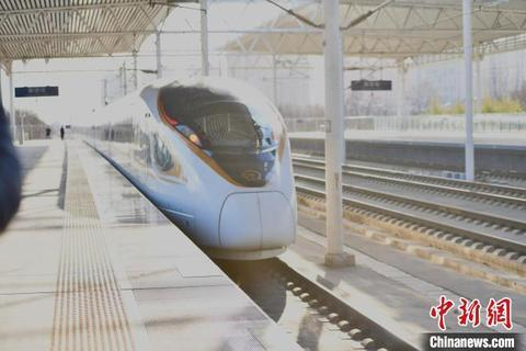 12月26日，河北廊坊主城区至省会石家庄高铁直通车正式开通运营，图为首发列车出站。 郑晨子 摄