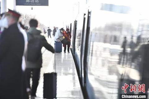 12月26日，河北廊坊主城区至省会石家庄高铁直通车正式开通运营，图为旅客陆续登车。 郑晨子 摄