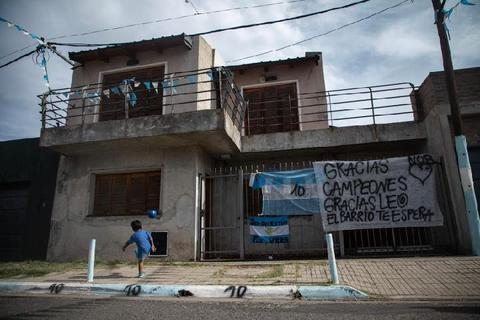 12月21日，2岁的纳西坦在位于阿根廷罗萨里奥的梅西旧居前踢球。新华社发（马丁·萨巴拉摄）