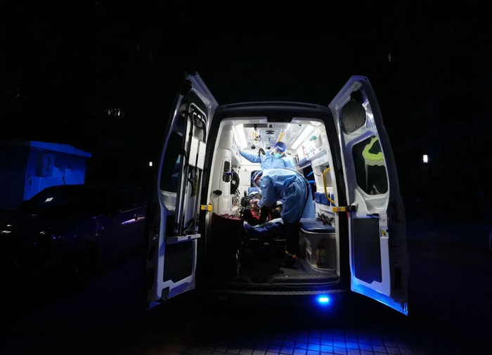 上海市医疗急救中心十院分站的急救医生正在对患者进行紧急治疗。新华社记者　刘颖 摄
