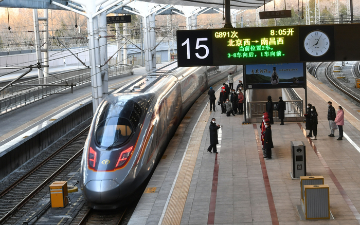 8点05分，G891次列车驶出站台。新京报记者 王贵彬 摄