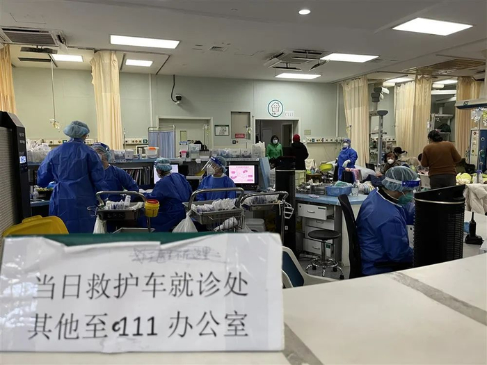 医院担架车怎么使用急诊医生感染超八成,接诊量翻5倍,这家上海医院扛得住吗?_新闻资讯_第6张_活检穿刺产品网 医院担架车怎么使用急诊医生感染超八成,接诊量翻5倍,这家上海医院扛得住吗?_https://www.jmylbn.com_新闻资讯_第6张