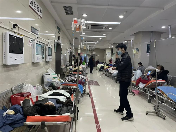 医院担架车怎么使用急诊医生感染超八成,接诊量翻5倍,这家上海医院扛得住吗?_新闻资讯_第4张_活检穿刺产品网 医院担架车怎么使用急诊医生感染超八成,接诊量翻5倍,这家上海医院扛得住吗?_https://www.jmylbn.com_新闻资讯_第4张