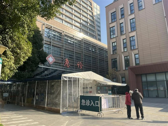 医院担架车怎么使用急诊医生感染超八成,接诊量翻5倍,这家上海医院扛得住吗?_新闻资讯_第3张_活检穿刺产品网 医院担架车怎么使用急诊医生感染超八成,接诊量翻5倍,这家上海医院扛得住吗?_https://www.jmylbn.com_新闻资讯_第3张