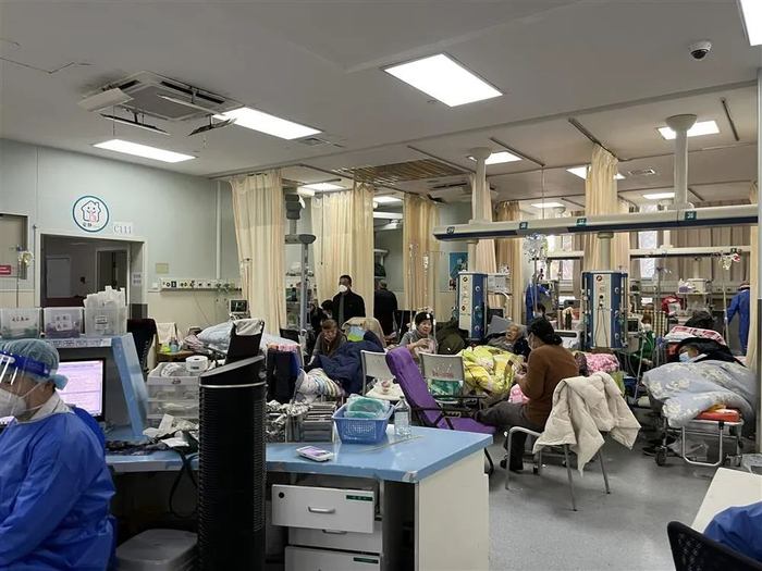 医院担架车怎么使用急诊医生感染超八成,接诊量翻5倍,这家上海医院扛得住吗?_新闻资讯_第5张_活检穿刺产品网 医院担架车怎么使用急诊医生感染超八成,接诊量翻5倍,这家上海医院扛得住吗?_https://www.jmylbn.com_新闻资讯_第5张