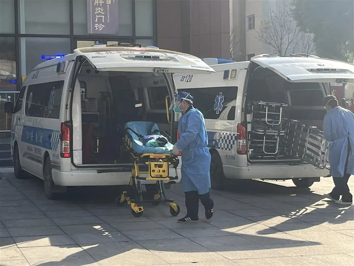医院担架车怎么使用急诊医生感染超八成，接诊量翻5倍，这家上海医院扛得住吗？_https://www.jmylbn.com_新闻资讯_第2张
