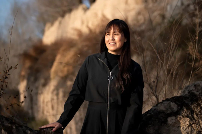 宁夏西吉县农民作家单小花在家乡吉强镇泉儿湾村 冯开华 / 摄