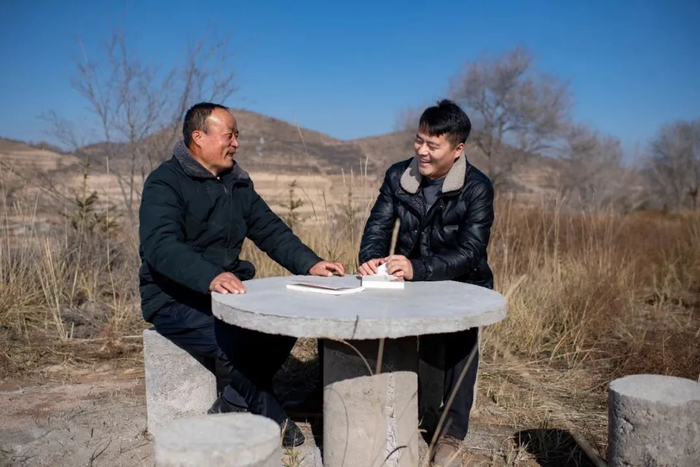 11月16日，宁夏西吉县农民作家李成山与儿子李剑冰在交流最近的读书心得 冯开华/摄