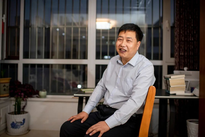 11月16日，宁夏固原市作协副主席李兴民在家中的书桌前 冯开华 / 摄