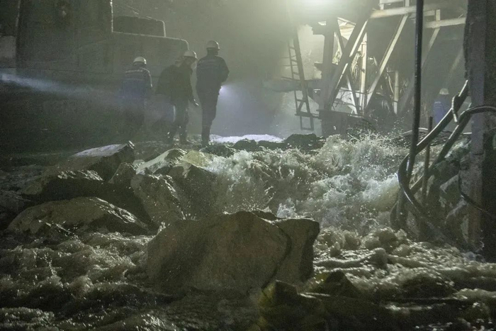 新成昆铁路小相岭隧道建设中遭遇超大涌水