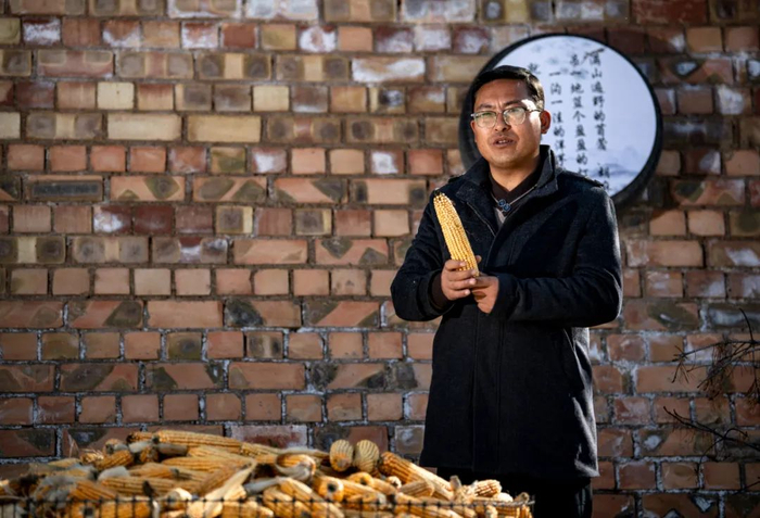 宁夏固原市西吉县作协主席史静波在“木兰书院”前 冯开华 / 摄