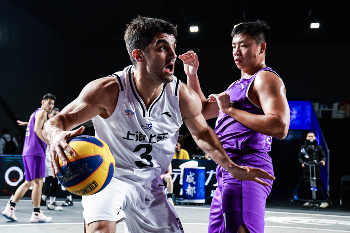 上海上实队外援米兰在比赛。