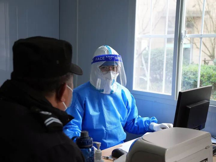 发热哨点诊室里龙永术为患者看诊。新华社记者　刘颖 摄