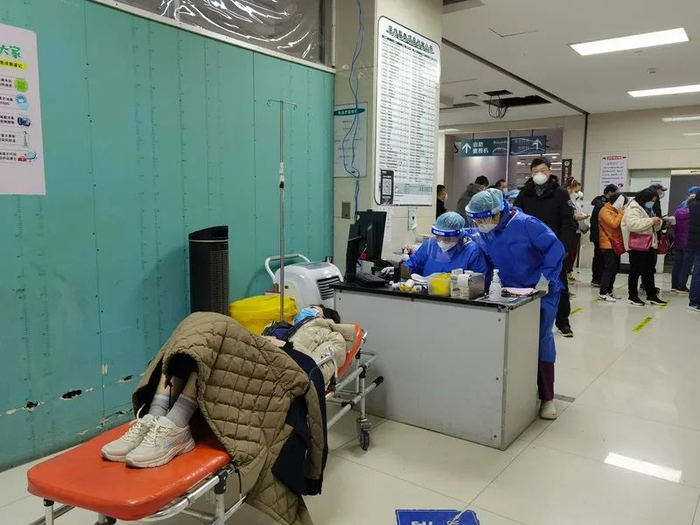 医院担架车怎么使用急诊医生感染超八成,接诊量翻5倍,这家上海医院扛得住吗?_新闻资讯_第9张_活检穿刺产品网 医院担架车怎么使用急诊医生感染超八成,接诊量翻5倍,这家上海医院扛得住吗?_https://www.jmylbn.com_新闻资讯_第9张