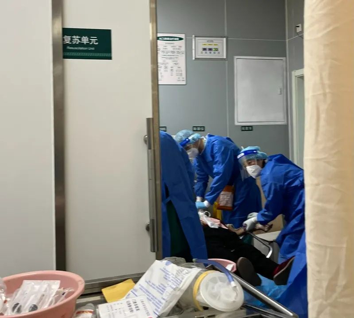 医院担架车怎么使用急诊医生感染超八成,接诊量翻5倍,这家上海医院扛得住吗?_新闻资讯_第10张_活检穿刺产品网 医院担架车怎么使用急诊医生感染超八成,接诊量翻5倍,这家上海医院扛得住吗?_https://www.jmylbn.com_新闻资讯_第10张