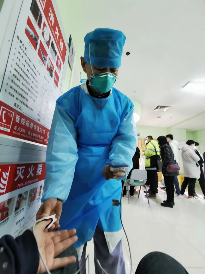  1月23日亲手测量血氧的门诊杨松大夫&nbsp; 图/受访者提供