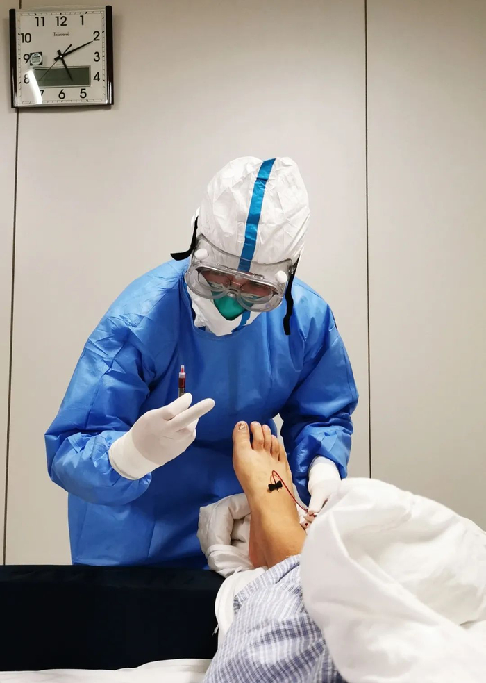 清晨五点十分来抽血的ICU护士&nbsp; 图/受访者提供