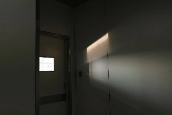 ICU病房 只能从这个小窗看到外面的通道&nbsp; 图/受访者提供
