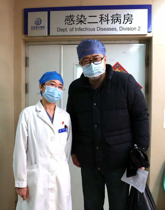 出院时与宋美华医生合影 地坛2月20日 图/受访者提供