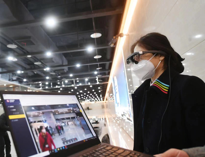 车站工作人员配备了AR眼镜，可实现一线人员与后台的实时交互。新京报记者 王贵彬 摄