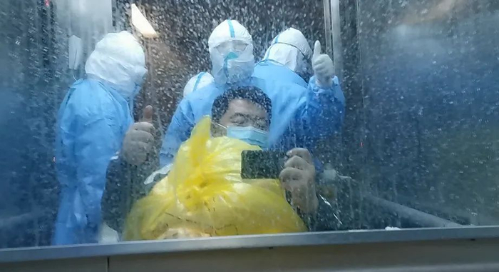 2月7日离开ICU到隔离病房的转运途中&nbsp; 图/受访者提供