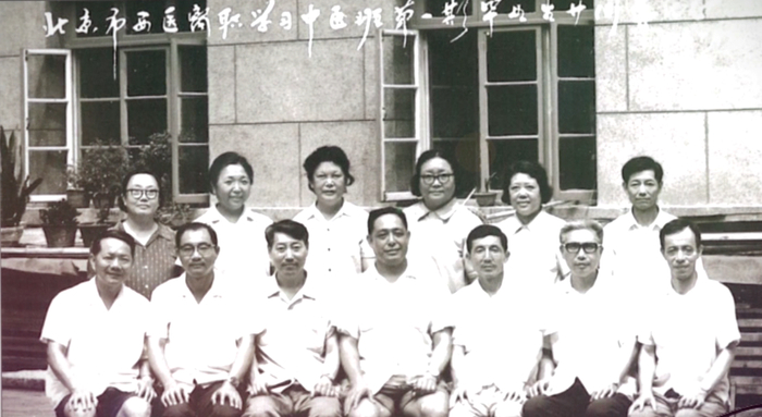 前排右一：危北海