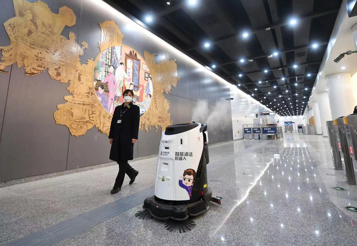 车站应用了智能清洁机器人。新京报记者 王贵彬 摄