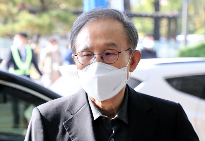 当地时间2020年10月30日，韩国首尔，韩国前总统李明博前往首尔大学医院进行就医。图/视觉中国