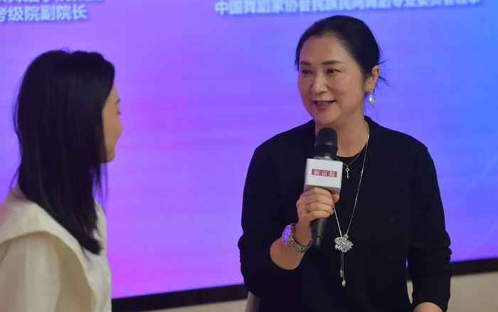 ▲北京舞蹈学院副教授安歌昕表示，跳广场舞的过程就是对审美价值、文化历史的一次回顾。新京报记者 李木易 摄