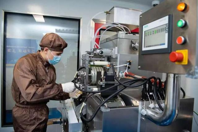 药厂工作人员在调试机器。受访者供图