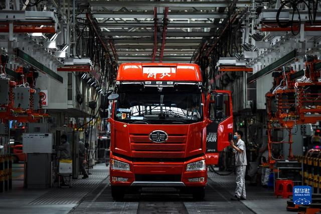 工人在位于吉林长春的一汽解放总装车间内装配车辆。 新华社记者 许畅 摄