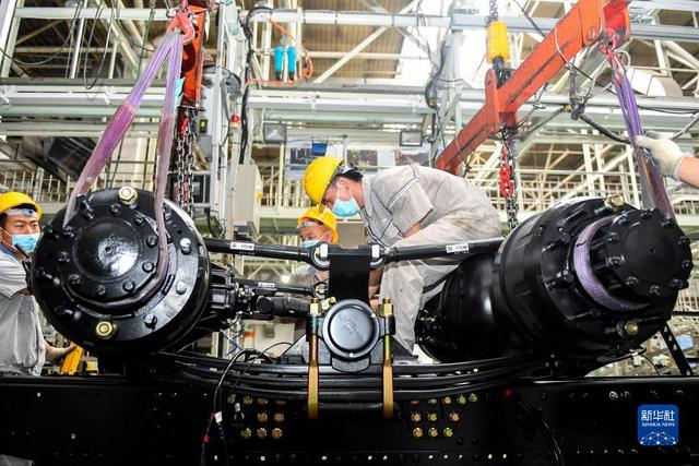 工人在位于吉林长春的一汽解放总装车间内装配车辆。新华社记者 许畅 摄