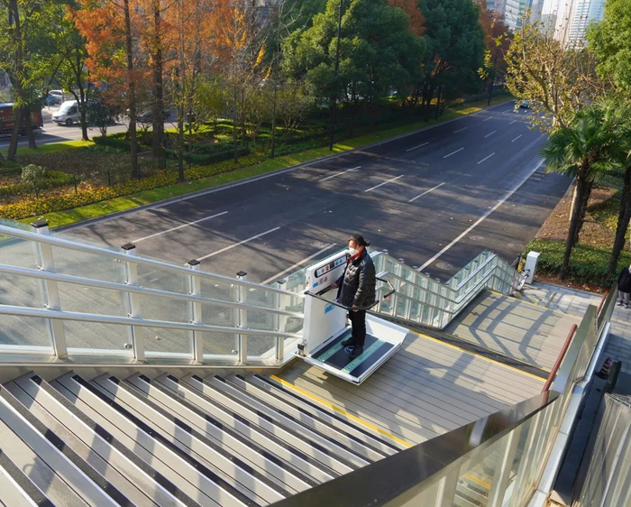 肇嘉浜路宛平路过街天桥新安装的斜挂式升降板，供有需求的市民使用