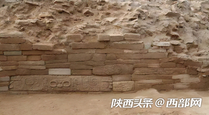 大型人面石雕（石峁遗址管理处供图）