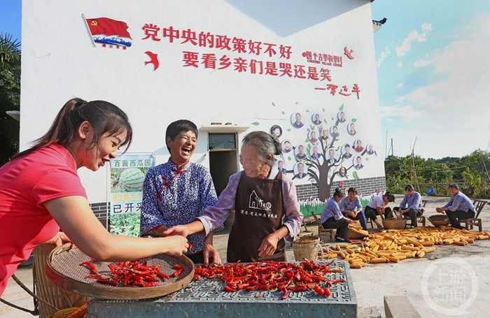 △魏先曼（左）在村里办起民宿。