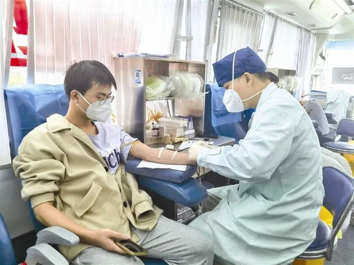 市民响应号召在采血车上献血。记者吴青华　摄