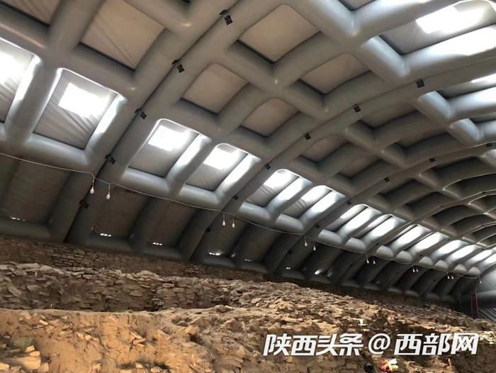 气肋膜保护大棚内景（石峁遗址管理处供图）